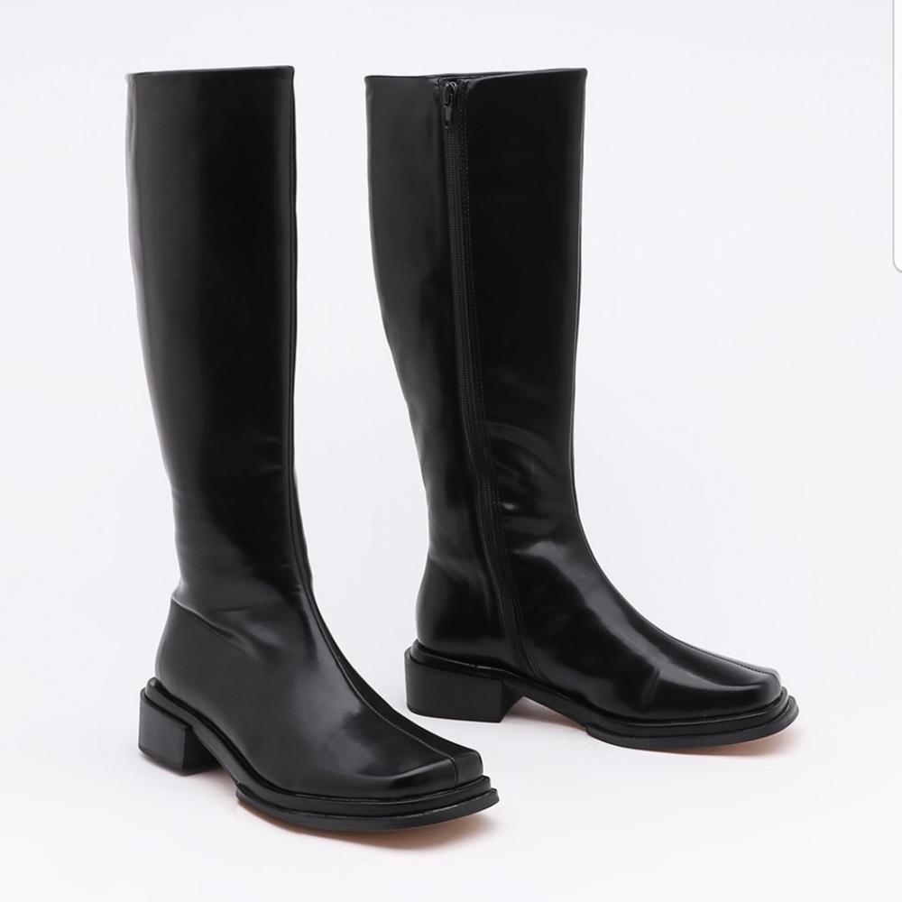 Elegant Black Heeled Boots